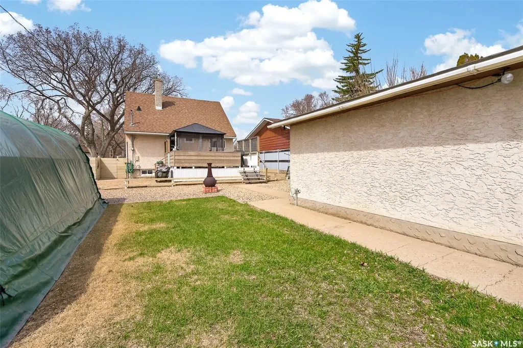1117 7th Avenue NW Moose Jaw SK S6H 4C6