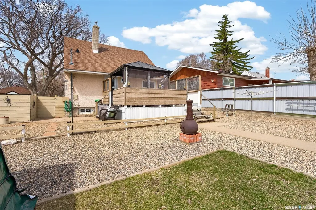 1117 7th Avenue NW Moose Jaw SK S6H 4C6