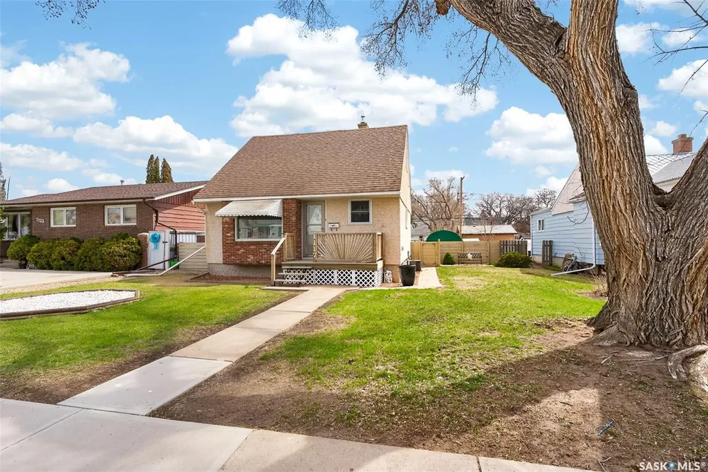 1117 7th Avenue NW Moose Jaw SK S6H 4C6