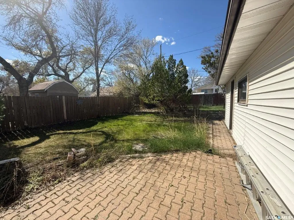 202 3rd Avenue E Kindersley SK S0L 1S0