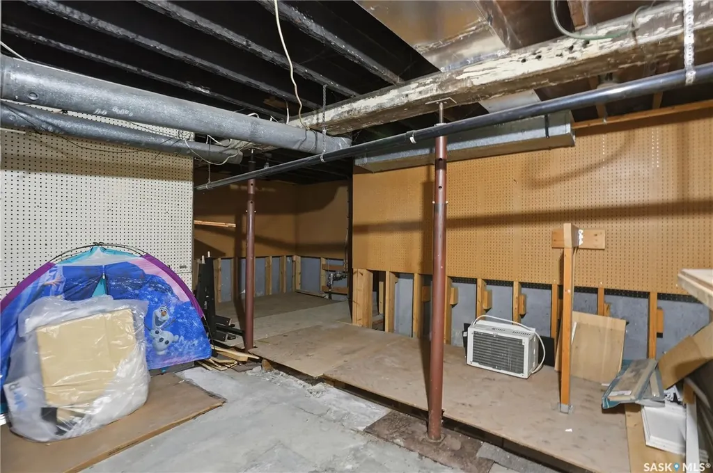 1115 J Avenue N Saskatoon SK S7L 2L5