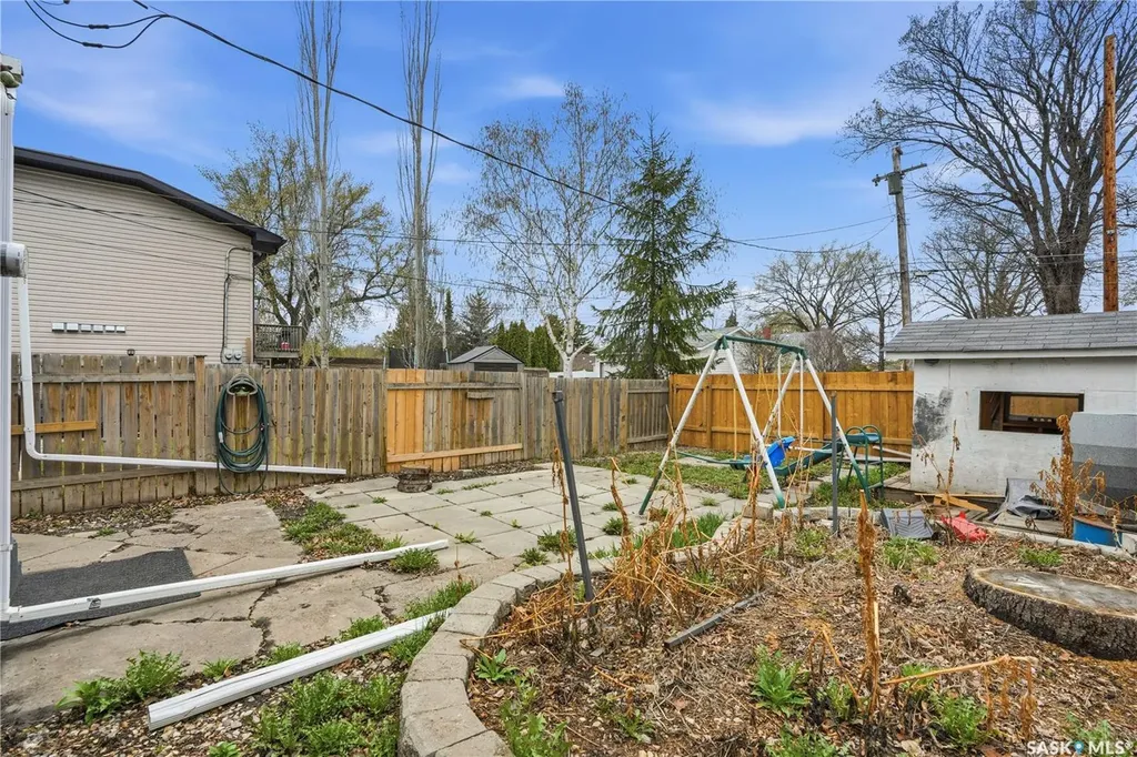 1115 J Avenue N Saskatoon SK S7L 2L5