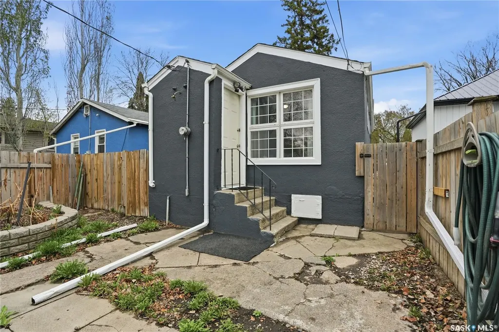 1115 J Avenue N Saskatoon SK S7L 2L5