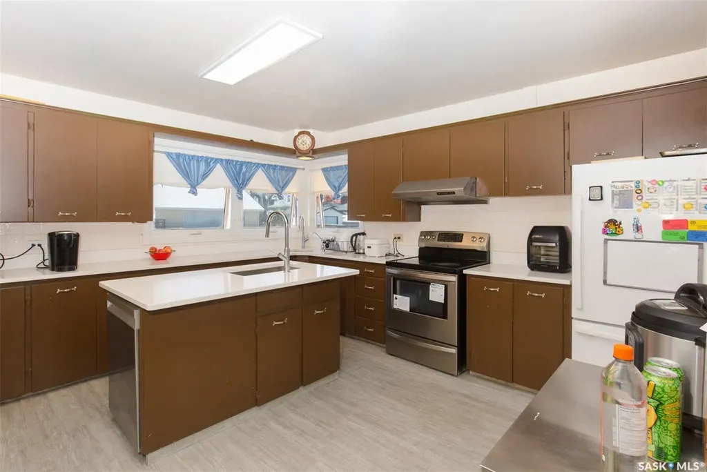 1204 3rd Avenue NW Moose Jaw SK S6H 3V3
