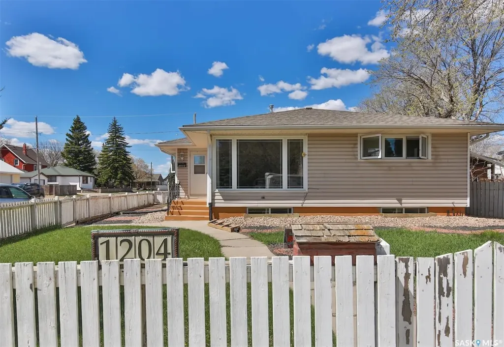 1204 3rd Avenue NW Moose Jaw SK S6H 3V3