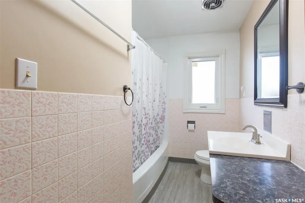 1204 3rd Avenue NW Moose Jaw SK S6H 3V3