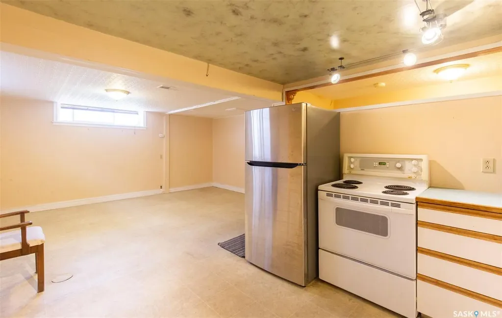 1204 3rd Avenue NW Moose Jaw SK S6H 3V3
