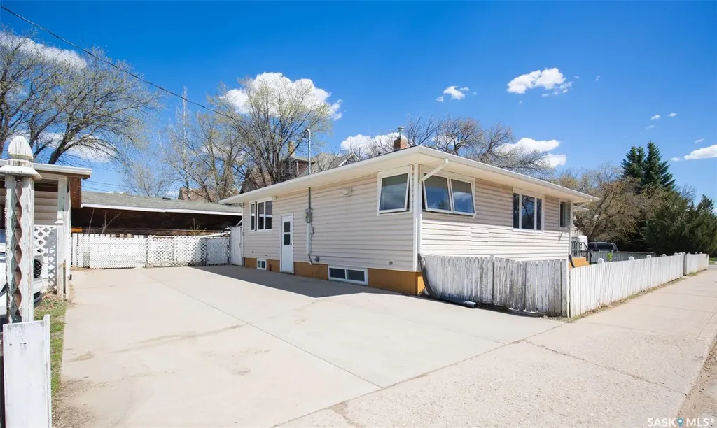 1204 3rd Avenue NW Moose Jaw SK S6H 3V3