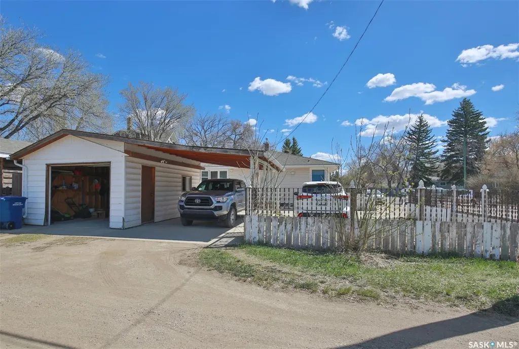 1204 3rd Avenue NW Moose Jaw SK S6H 3V3