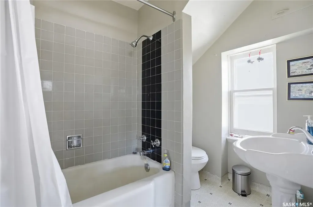 2512 Garnet Street Regina SK S4T 3A4