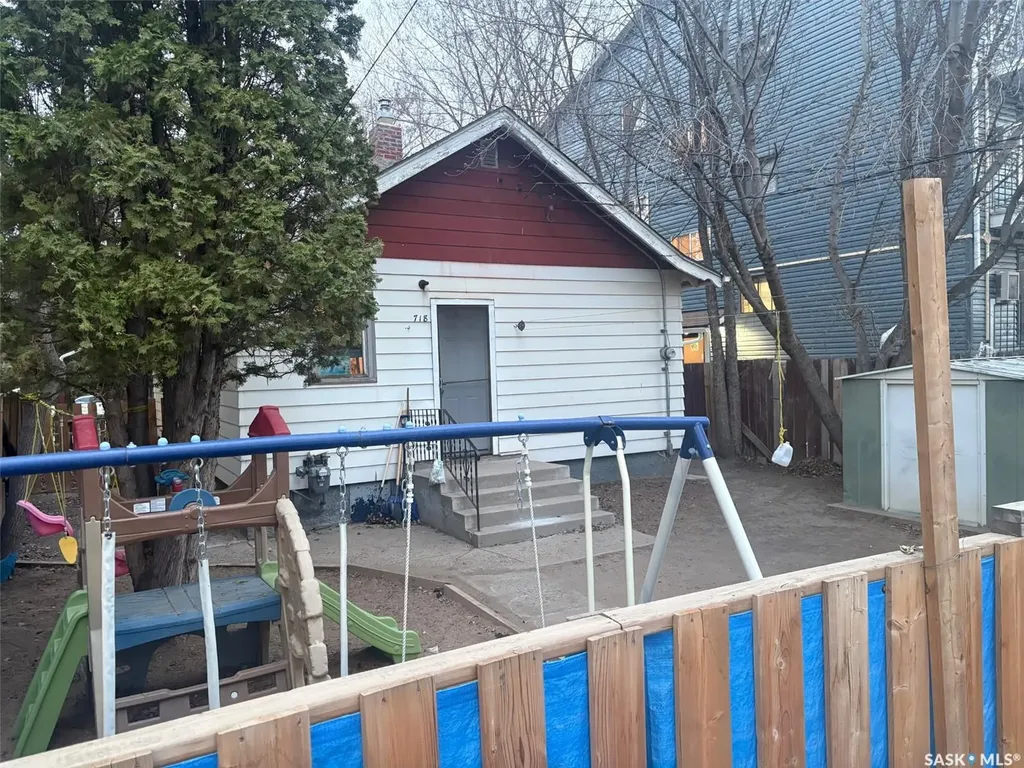 718 8th Street E Saskatoon SK S7H 0R3