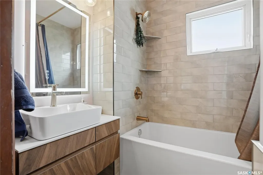 815 4th Avenue N Saskatoon SK S7K 2N3