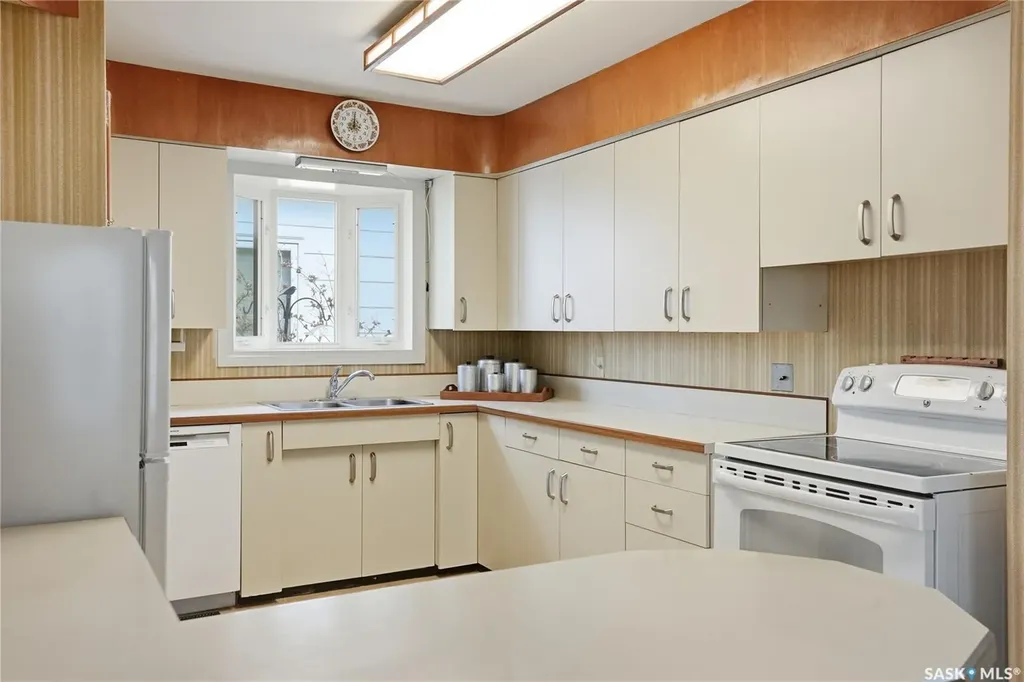 517 Copland Crescent Saskatoon SK S7H 2Z4