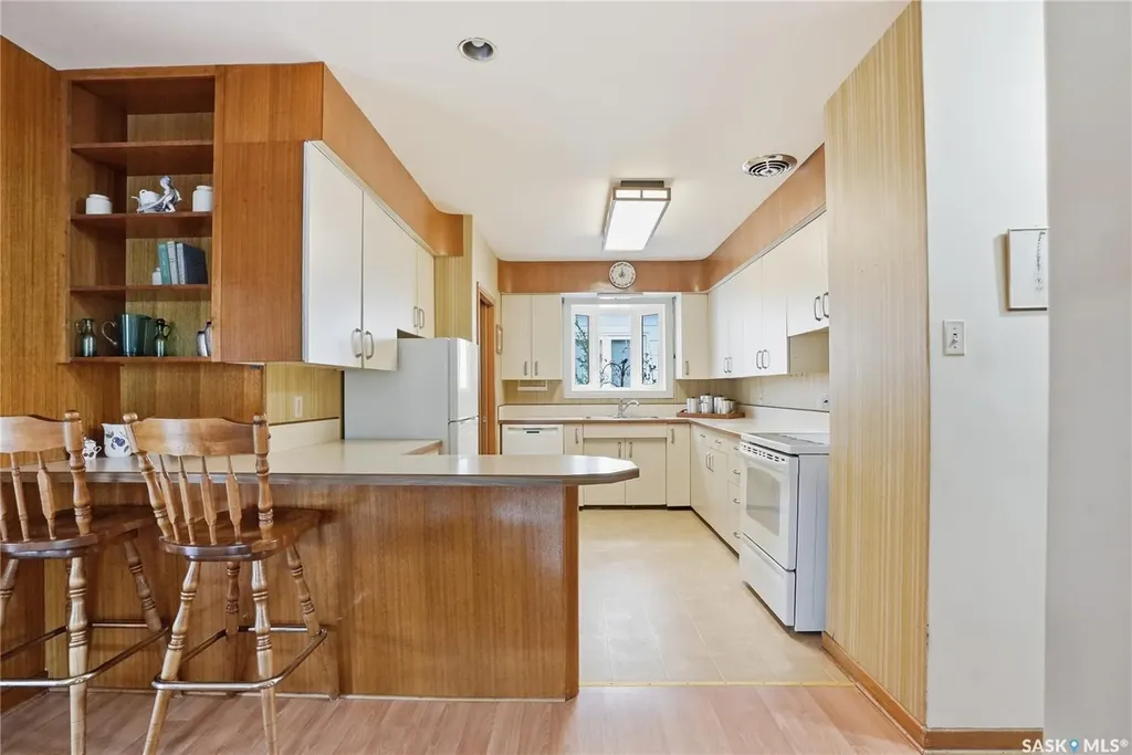 517 Copland Crescent Saskatoon SK S7H 2Z4