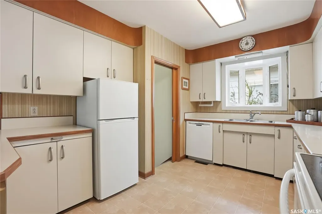517 Copland Crescent Saskatoon SK S7H 2Z4