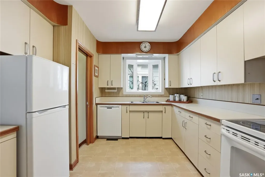 517 Copland Crescent Saskatoon SK S7H 2Z4