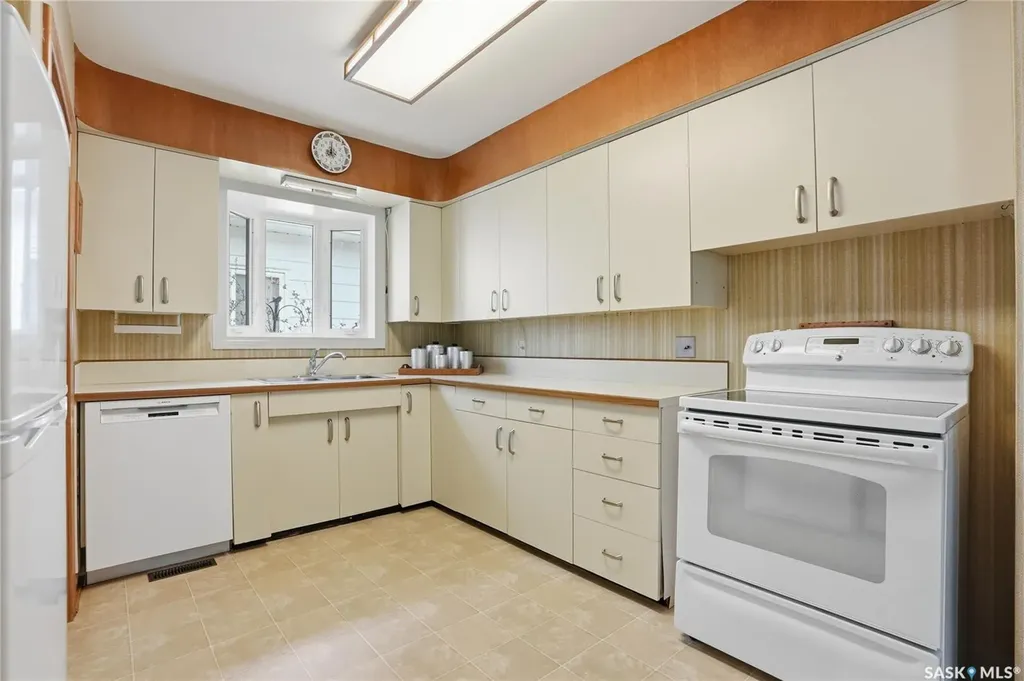 517 Copland Crescent Saskatoon SK S7H 2Z4