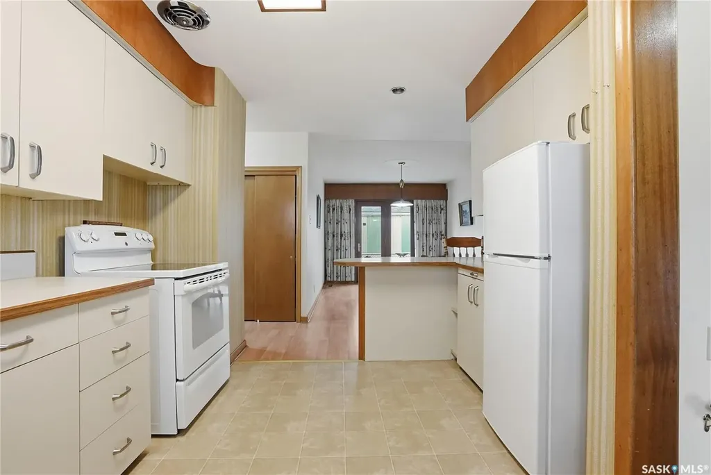 517 Copland Crescent Saskatoon SK S7H 2Z4
