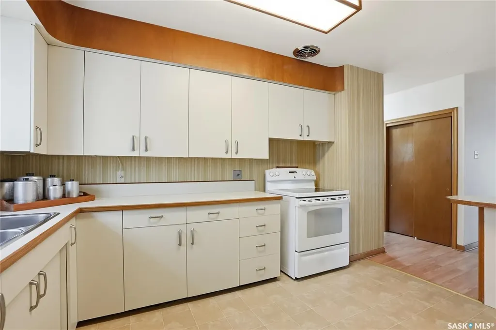 517 Copland Crescent Saskatoon SK S7H 2Z4