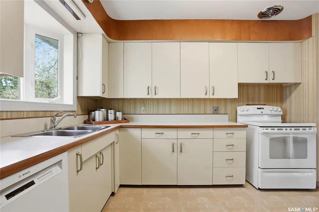 517 Copland Crescent Saskatoon SK S7H 2Z4