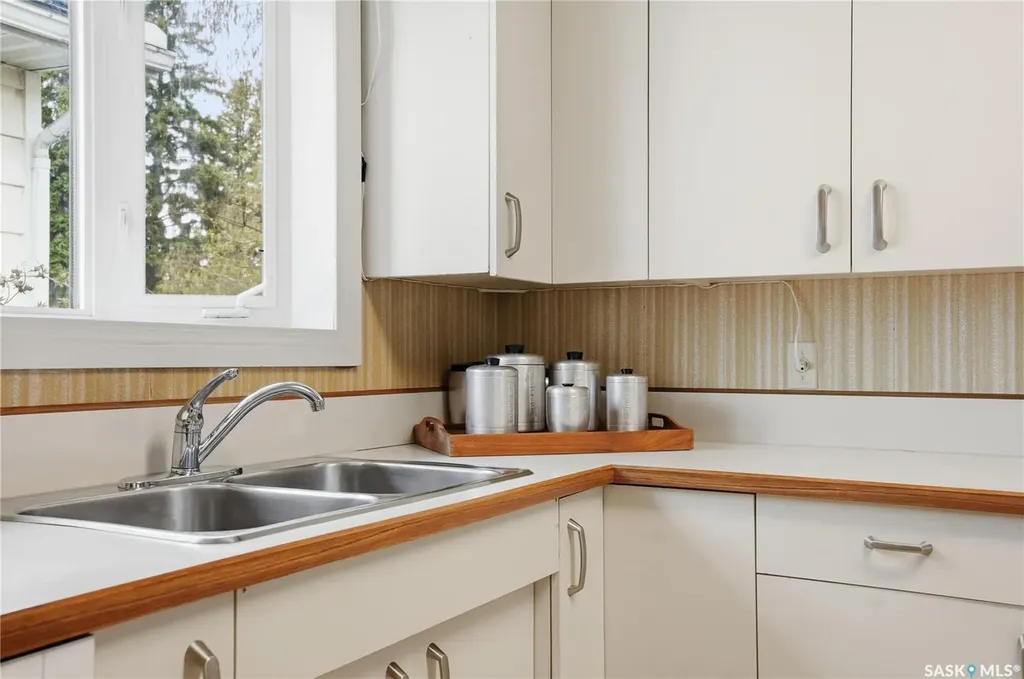 517 Copland Crescent Saskatoon SK S7H 2Z4