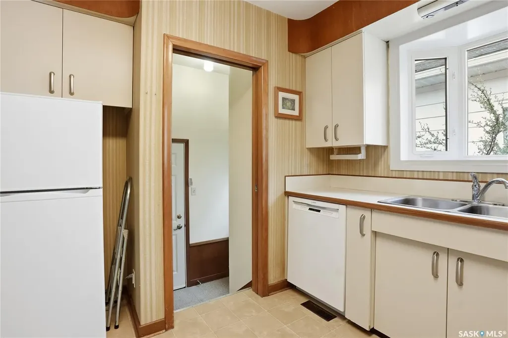 517 Copland Crescent Saskatoon SK S7H 2Z4