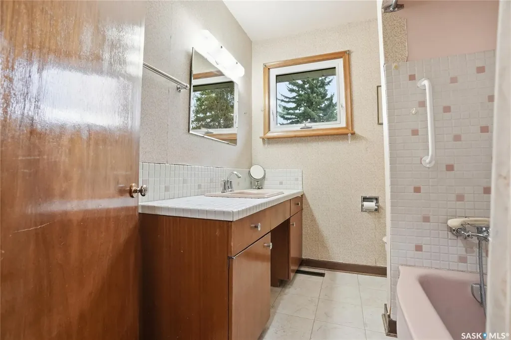 517 Copland Crescent Saskatoon SK S7H 2Z4