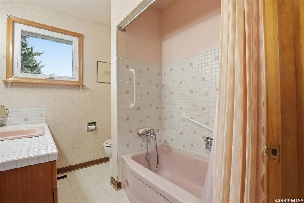 517 Copland Crescent Saskatoon SK S7H 2Z4