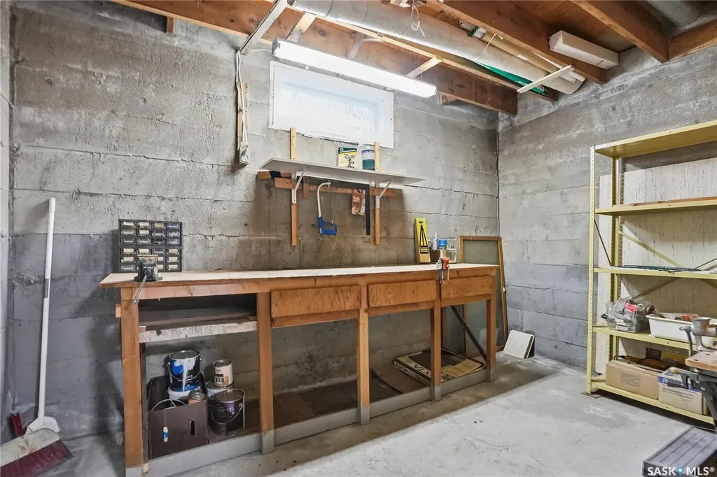 517 Copland Crescent Saskatoon SK S7H 2Z4