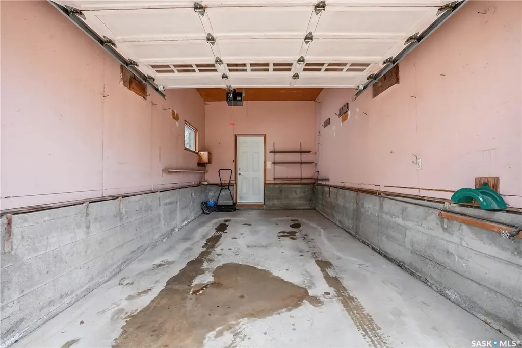 517 Copland Crescent Saskatoon SK S7H 2Z4
