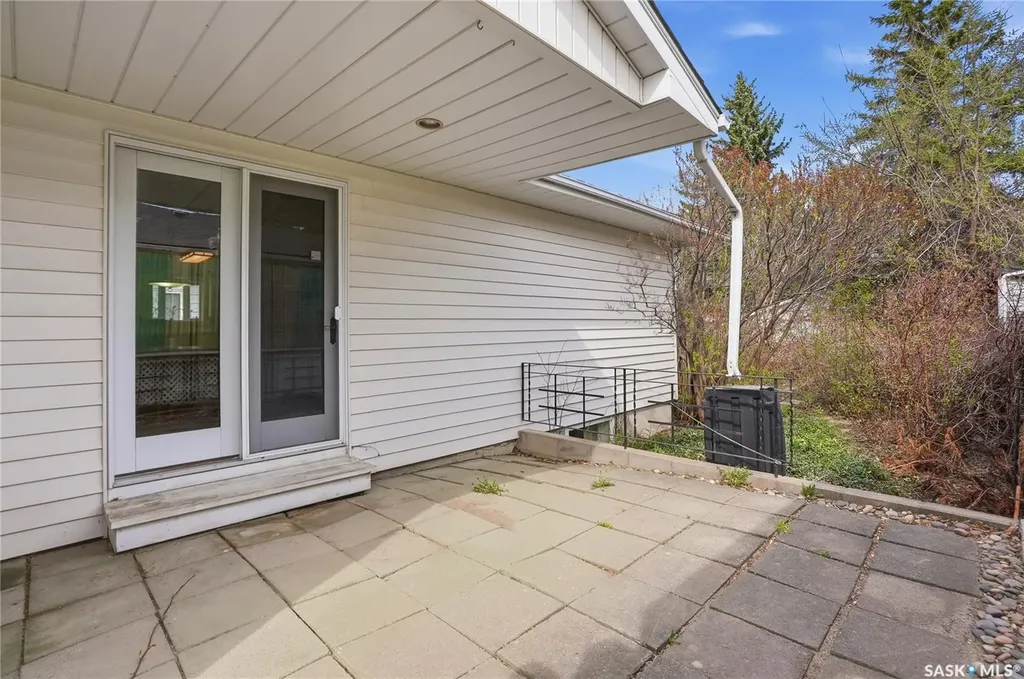517 Copland Crescent Saskatoon SK S7H 2Z4