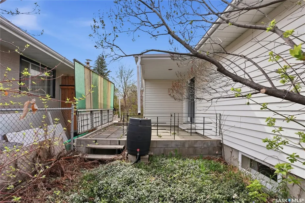 517 Copland Crescent Saskatoon SK S7H 2Z4