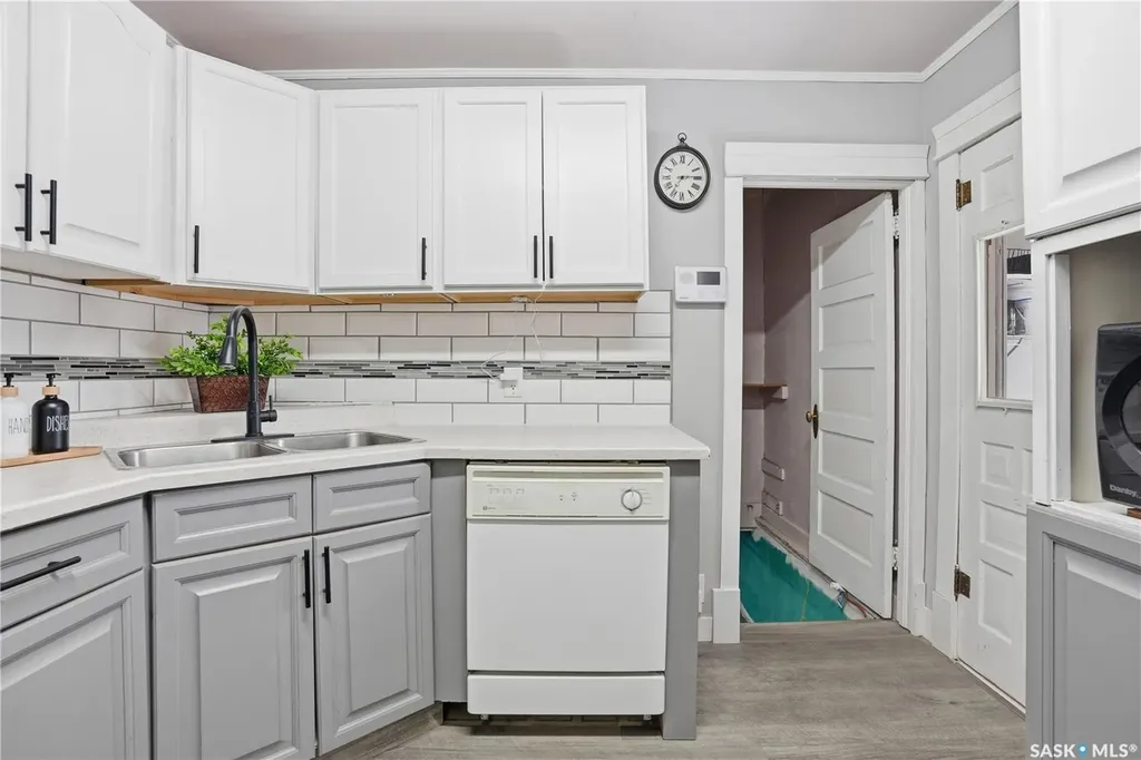 1150 3rd Avenue NE Moose Jaw SK S6H 1G1