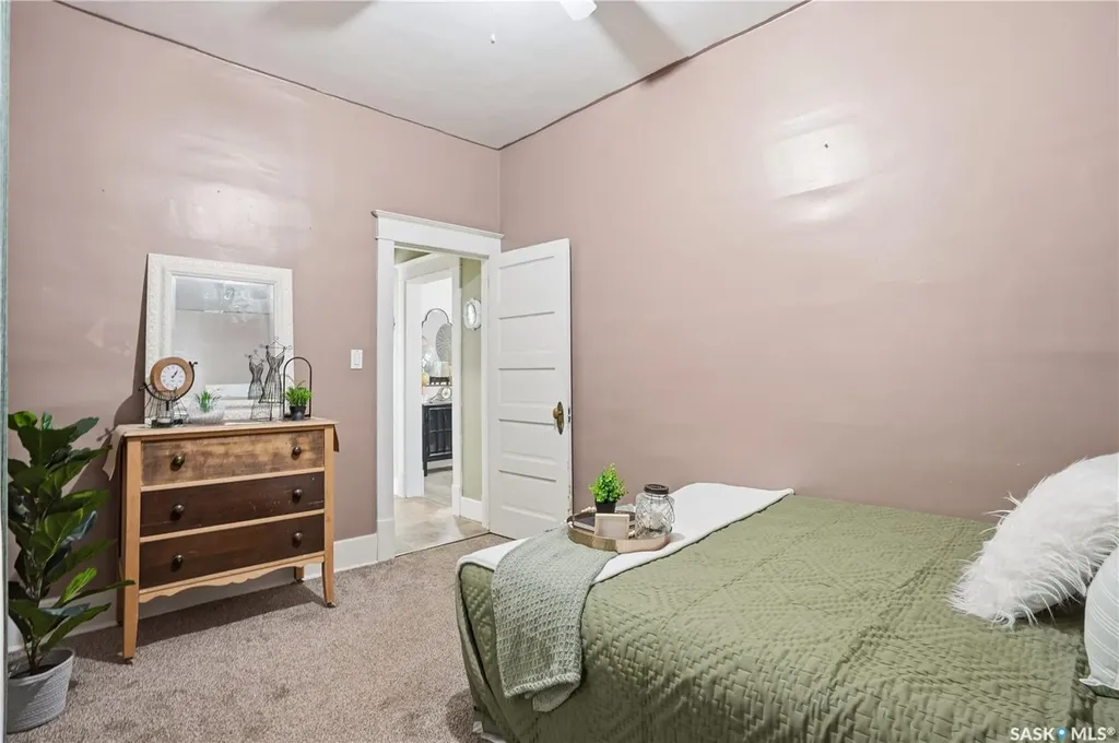 1150 3rd Avenue NE Moose Jaw SK S6H 1G1