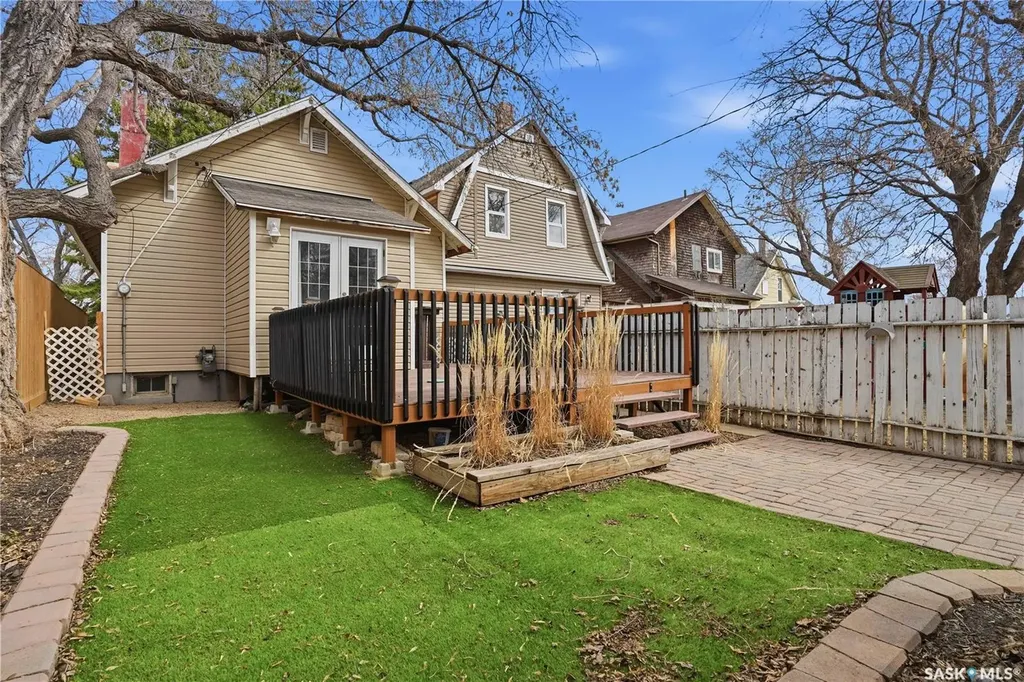 1150 3rd Avenue NE Moose Jaw SK S6H 1G1