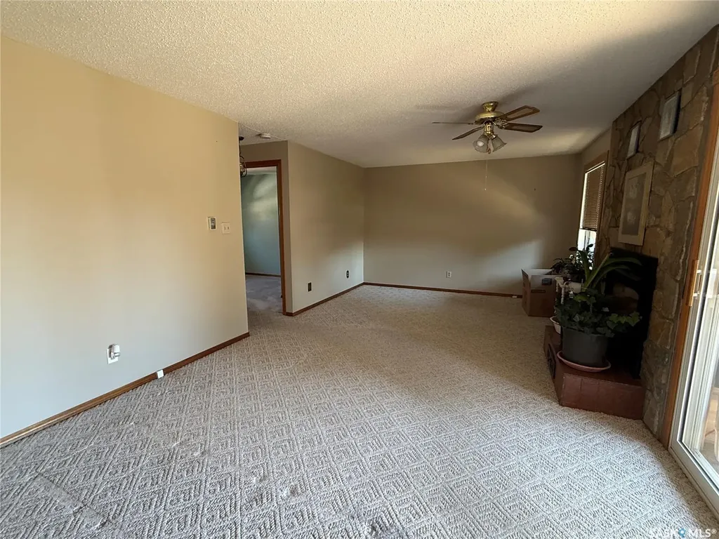 72 11th Street Weyburn SK S4H 1J3