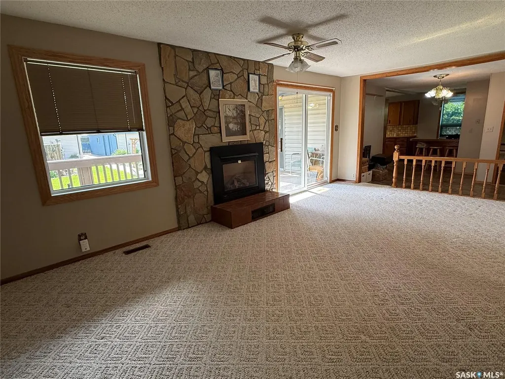 72 11th Street Weyburn SK S4H 1J3