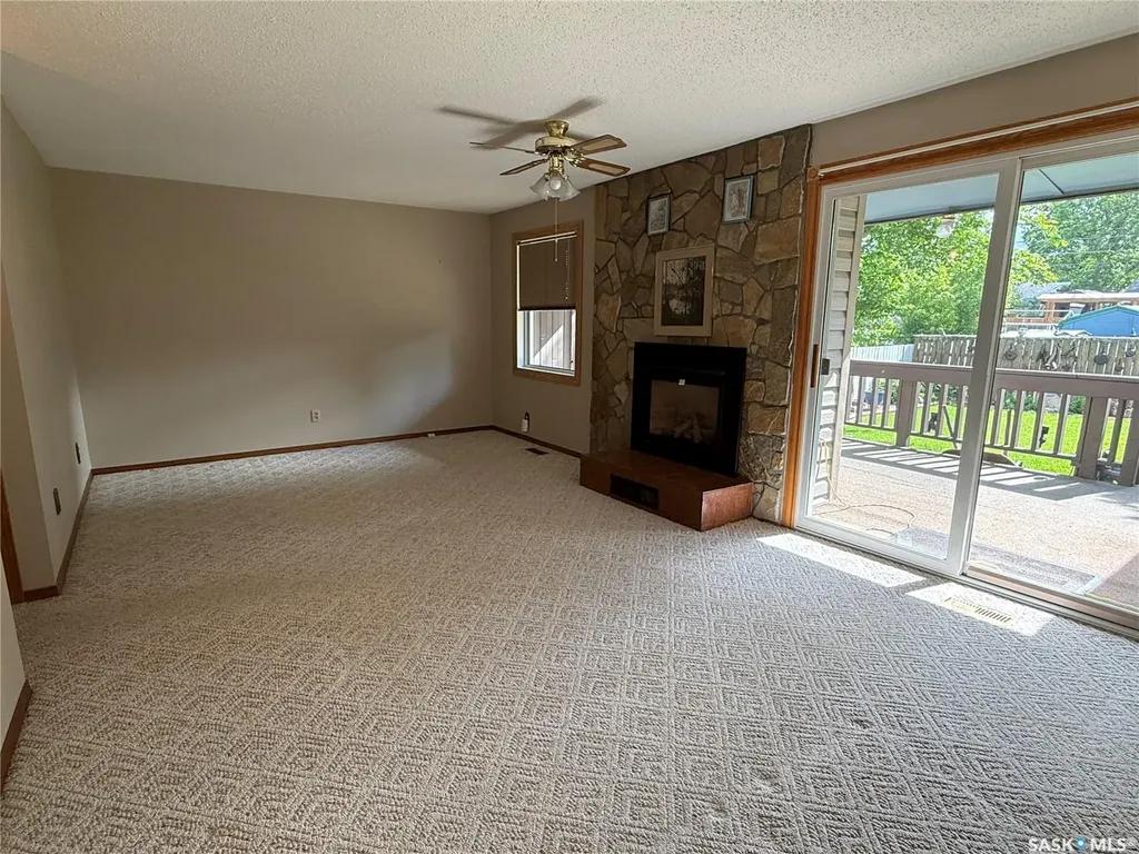 72 11th Street Weyburn SK S4H 1J3