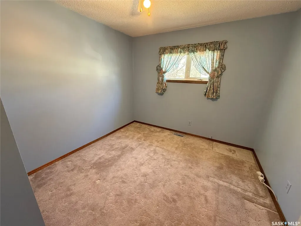 72 11th Street Weyburn SK S4H 1J3
