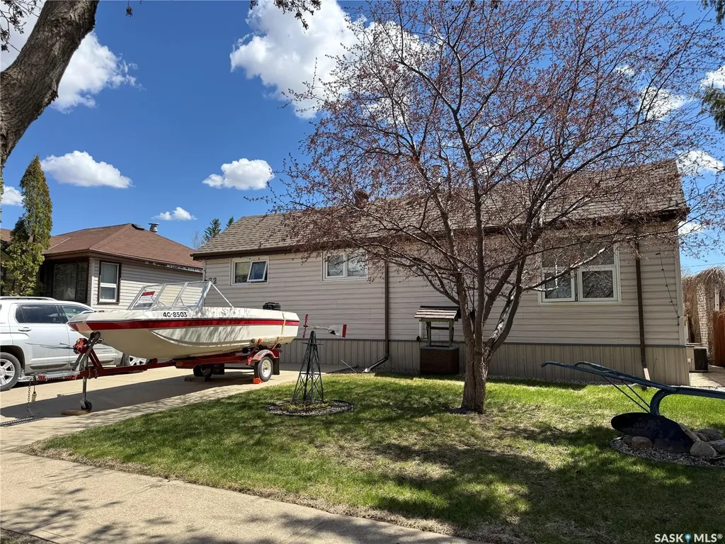 72 11th Street Weyburn SK S4H 1J3