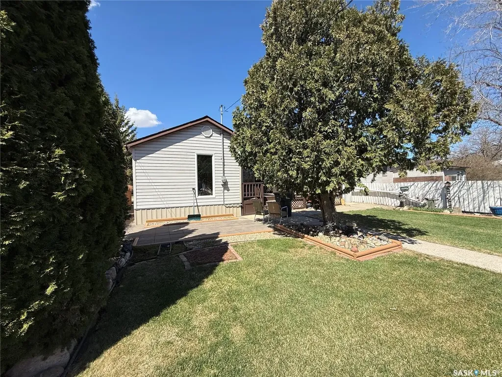 72 11th Street Weyburn SK S4H 1J3