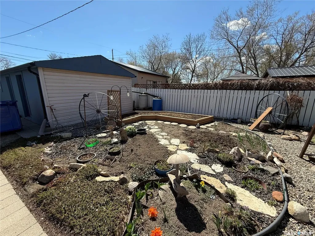 72 11th Street Weyburn SK S4H 1J3
