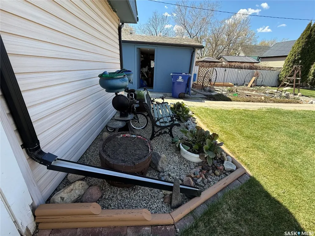 72 11th Street Weyburn SK S4H 1J3