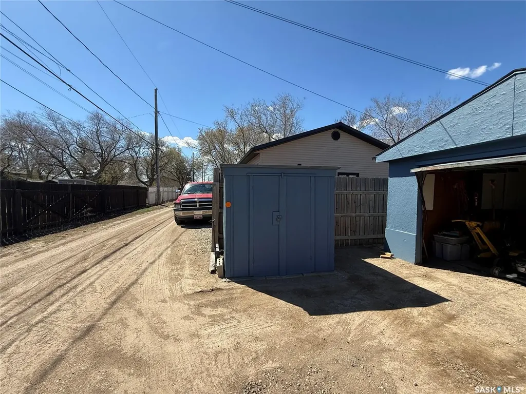 72 11th Street Weyburn SK S4H 1J3
