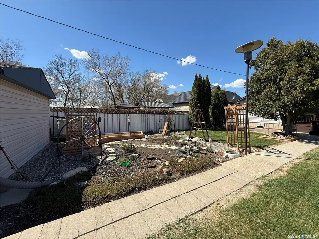 72 11th Street Weyburn SK S4H 1J3