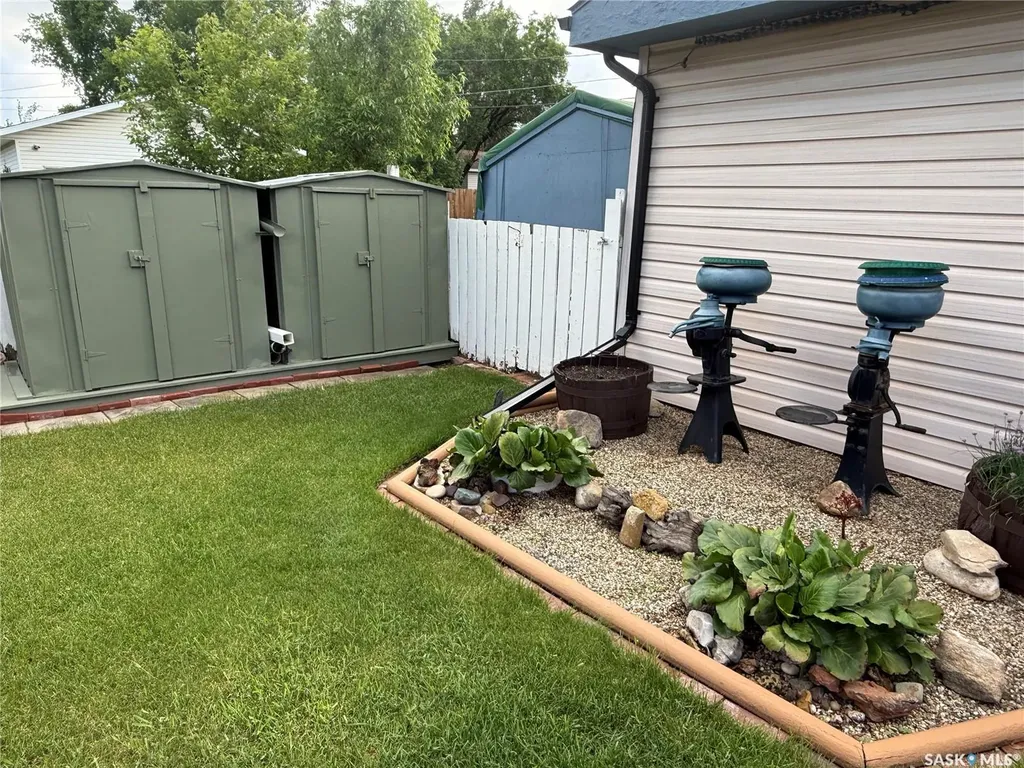 72 11th Street Weyburn SK S4H 1J3
