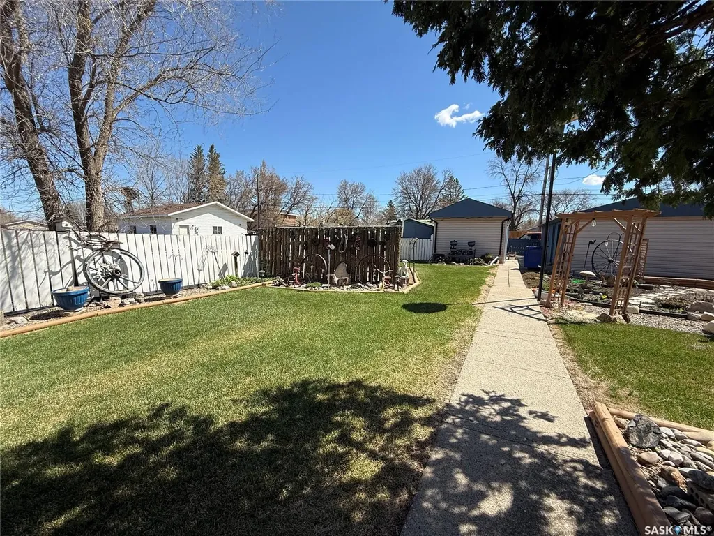 72 11th Street Weyburn SK S4H 1J3