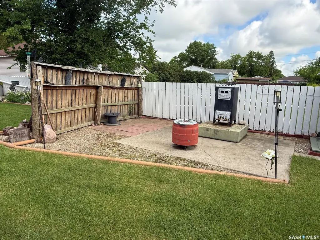72 11th Street Weyburn SK S4H 1J3