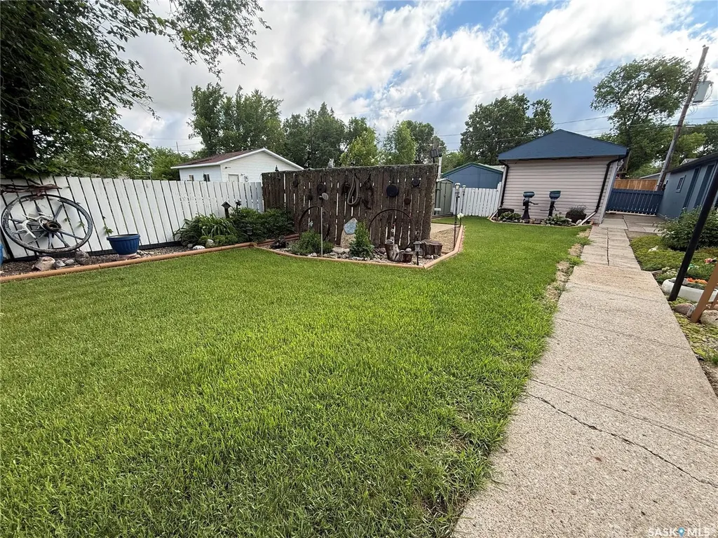 72 11th Street Weyburn SK S4H 1J3