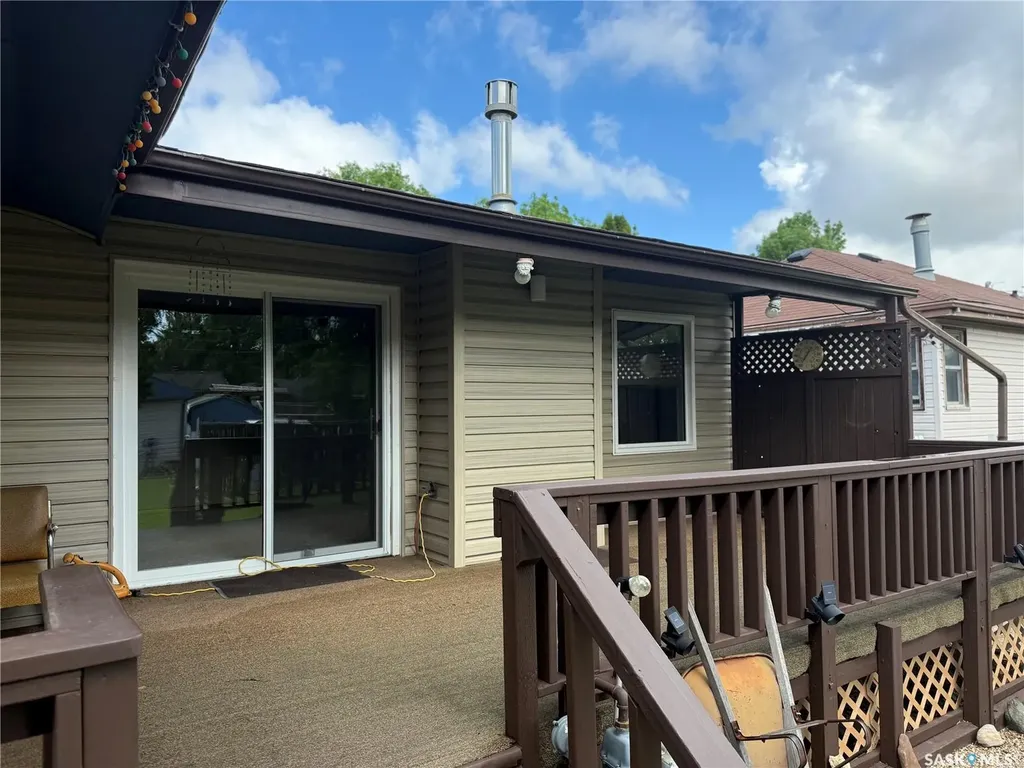 72 11th Street Weyburn SK S4H 1J3